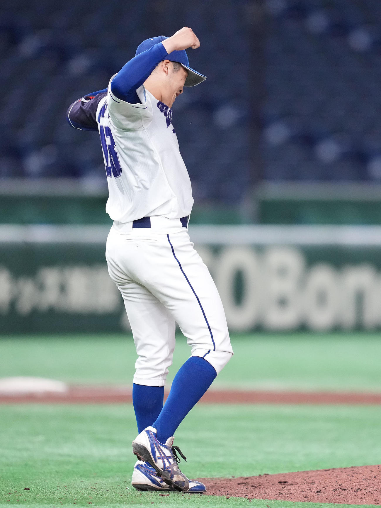 東農大北海道オホーツク対宮崎産業経営大　完投勝利しガッツポーズする東農大北海道オホーツク・伊藤（撮影・鈴木みどり）