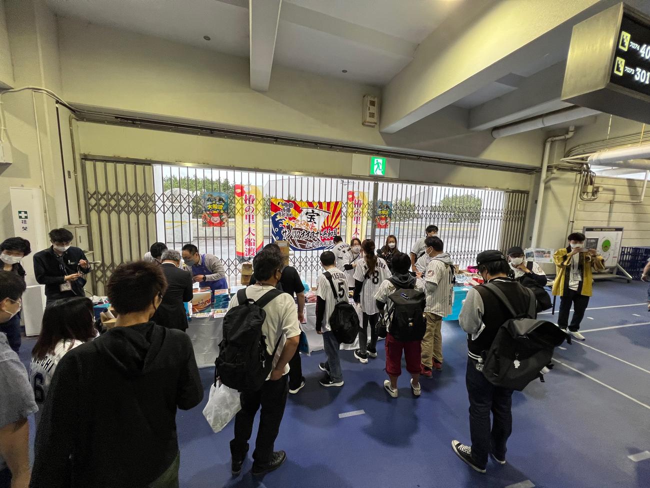 岩手県・大船渡市の物販ブースには多くのロッテファンが立ち寄った（撮影・金子真仁）