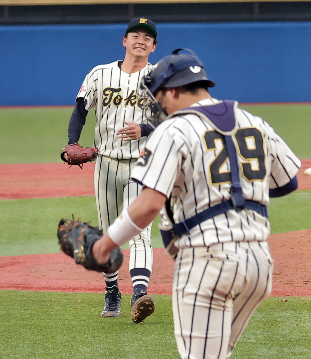 東海大北海道対環太平洋大　大会史上7人目となるノーヒットノーランを達成し喜ぶ東海大北海道・渡部（撮影・野上伸悟）