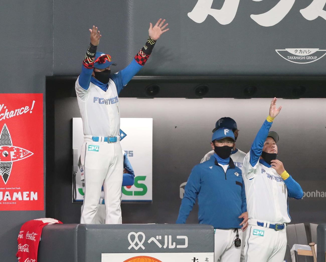 日本ハム対DeNA 7回表、野手に指示を出す新庄監督（左）（撮影・黒川智章）