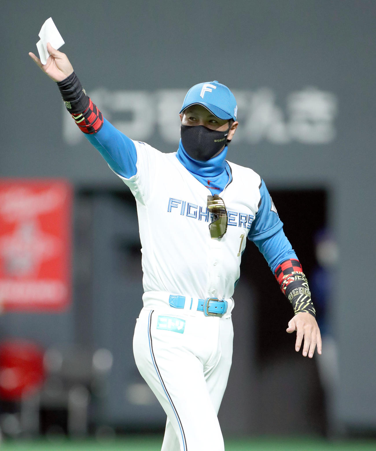 日本ハム対DeNA　試合前、メンバー表を交換しベンチに引き揚げる日本ハム新庄監督（撮影・佐藤翔太）