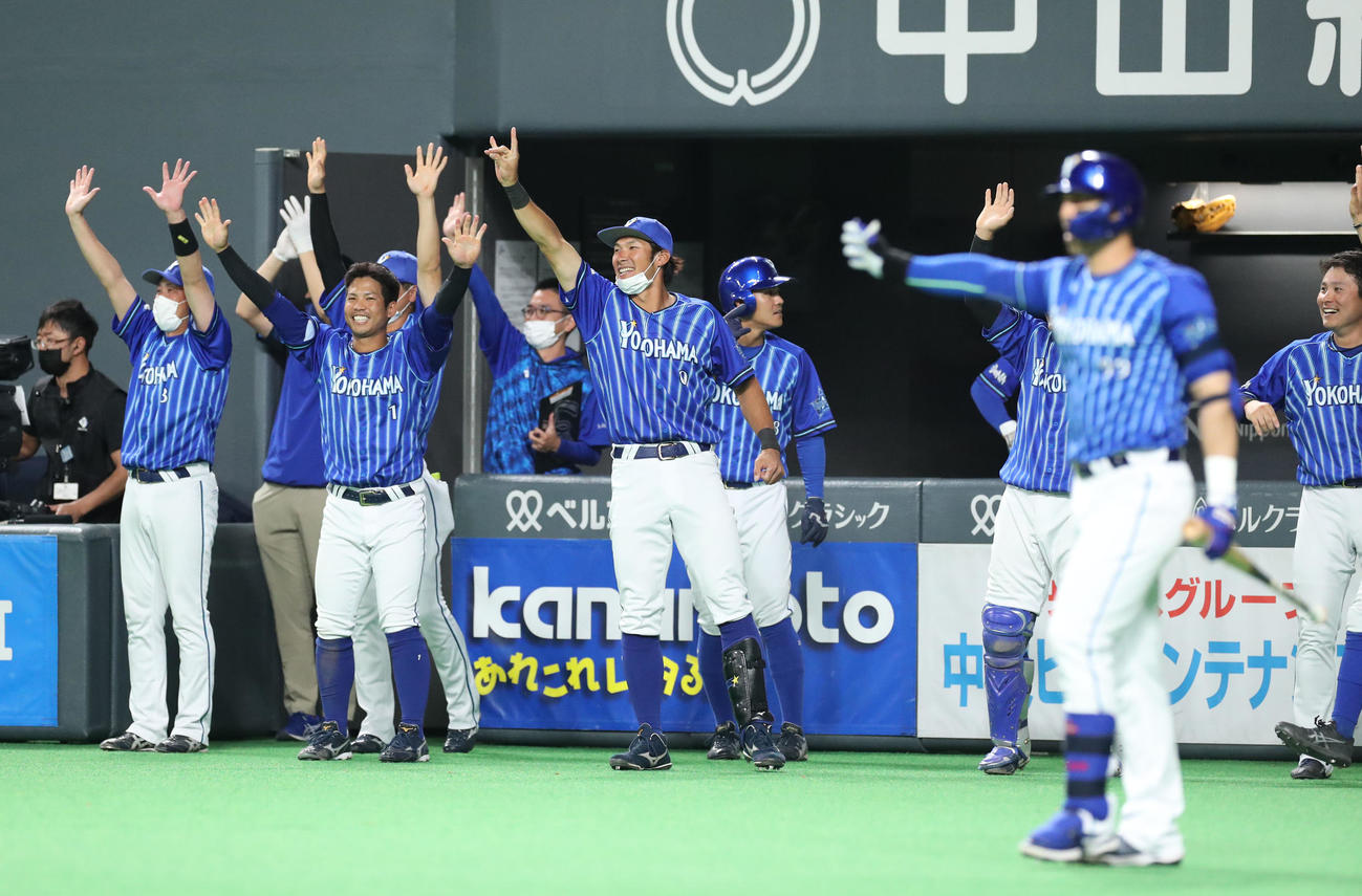 日本ハム対DeNA 9回表DeNA2死一、二塁、宮崎の先制となる適時二塁打で盛り上がるナイン（撮影・佐藤翔太）