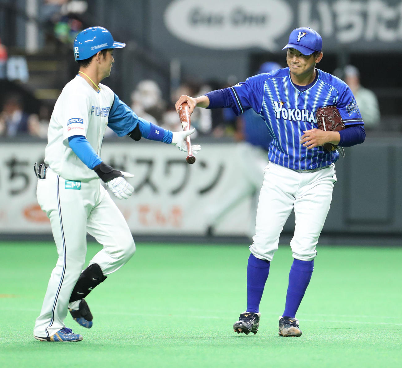 日本ハム対DeNA 2回裏日本ハム2死一塁、谷内を右飛に仕留めバットを手渡す今永（撮影・佐藤翔太）