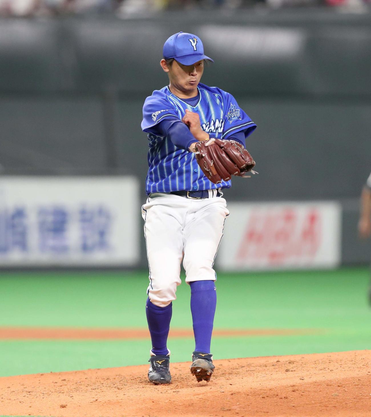 日本ハム対DeNA 6回裏日本ハム1死、今川を投直にとる今永（撮影・黒川智章）