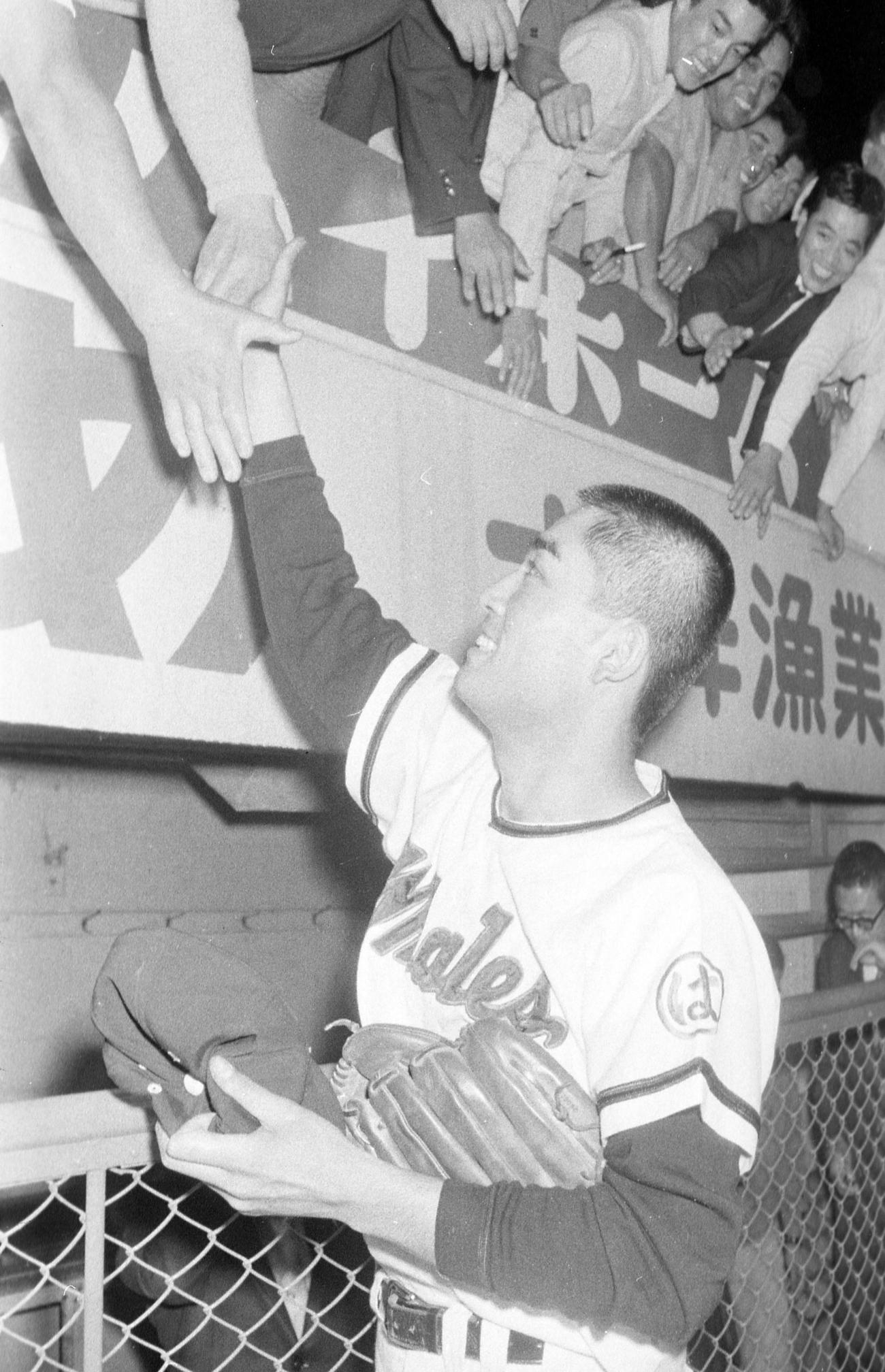 ヤクルト戦でノーヒットノーランを達成した大洋鬼頭洋はファンと握手を交わす（70年5月9日）