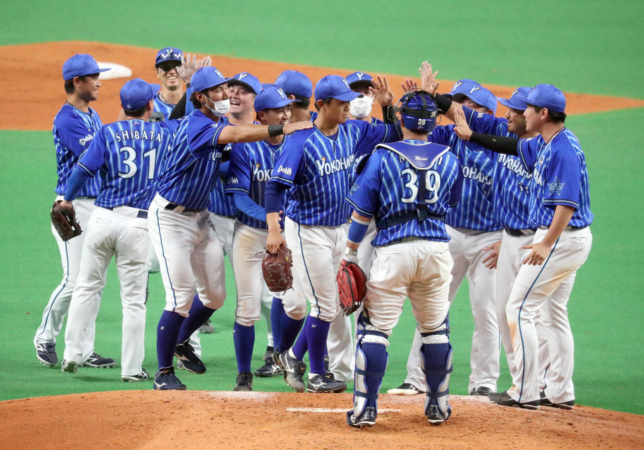 日本ハム対DeNA　ノーヒットノーランを達成しナインに祝福される今永（中央）（撮影・佐藤翔太）