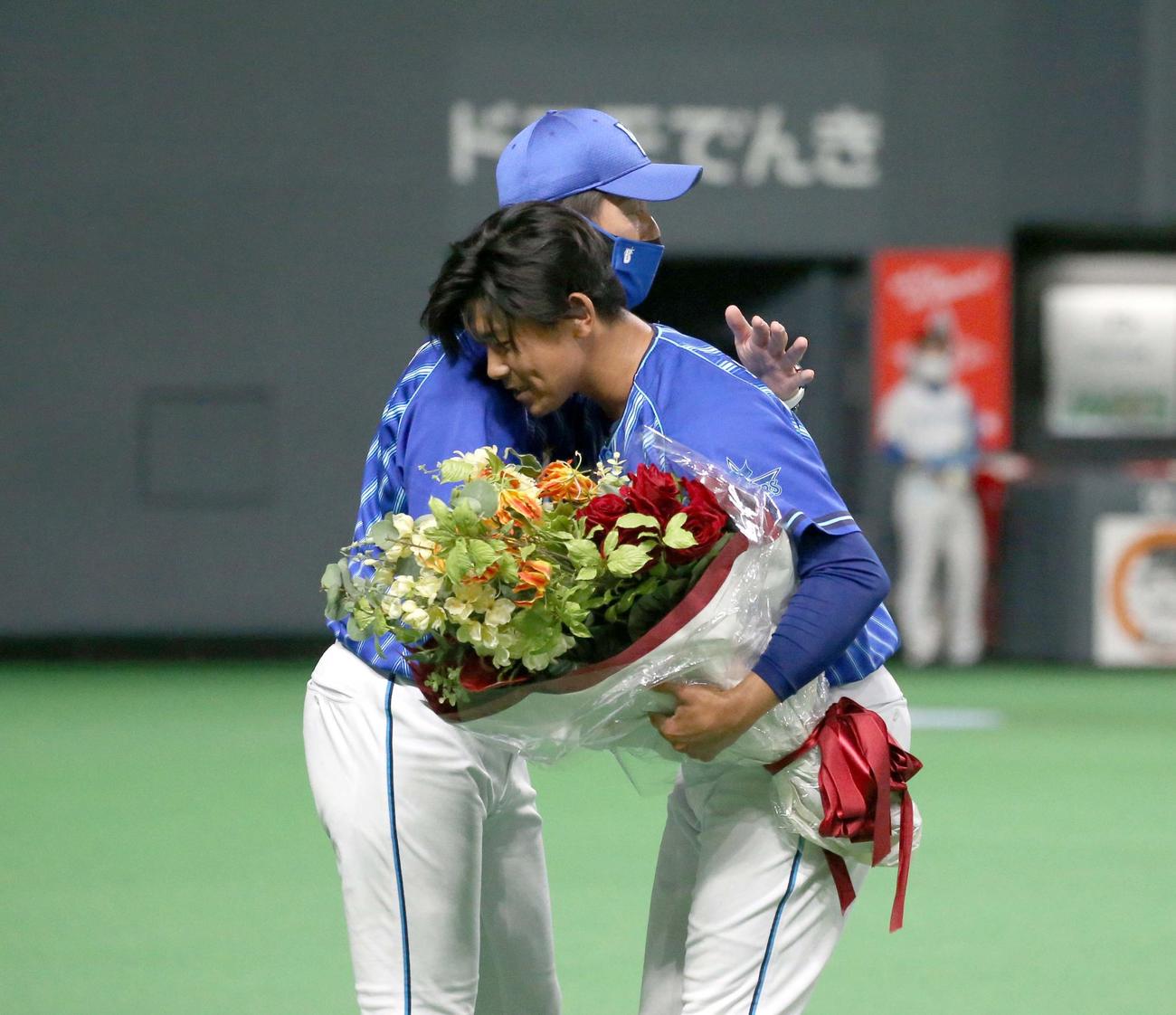 日本ハム対DeNA　ノーヒットノーランを達成し三浦監督（左）と抱き合う今永（撮影・黒川智章）