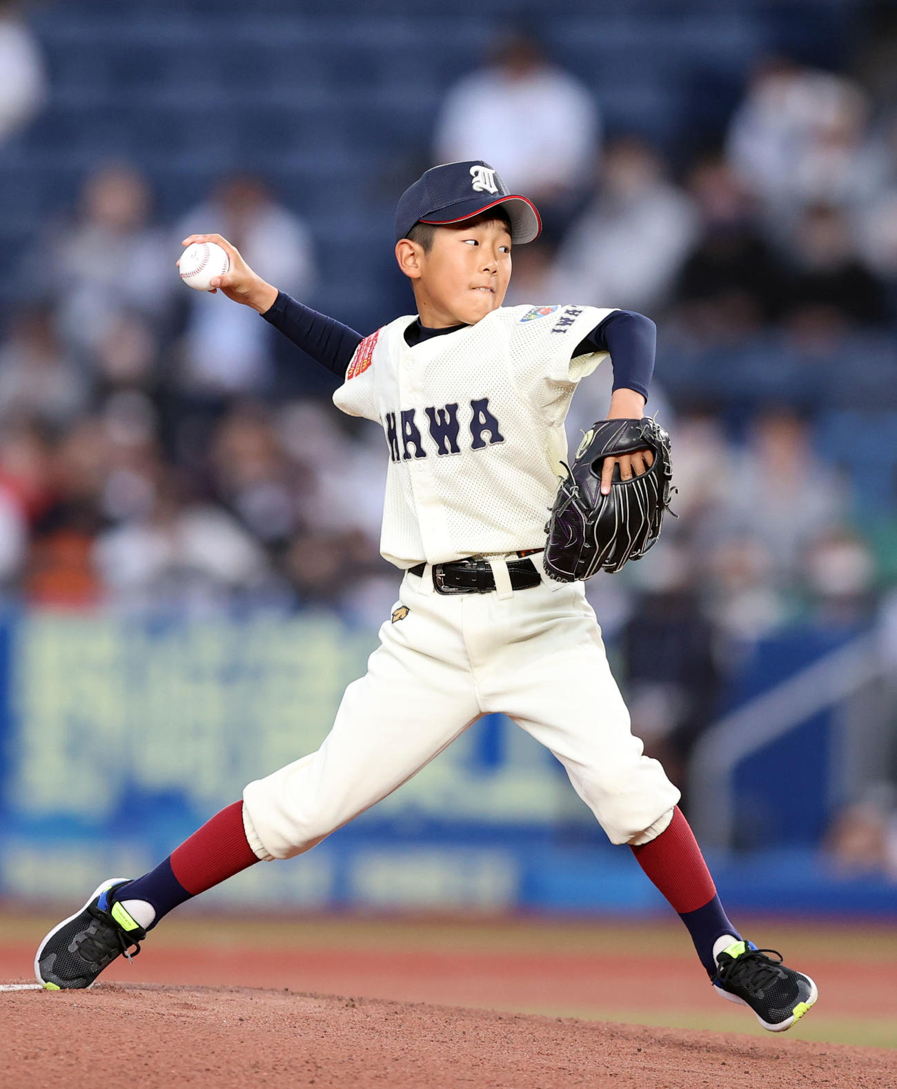 ロッテ対中日　始球式を務めるロッテ佐々木朗が小学生時代に所属していた猪川野球クラブの千葉恭佑君（撮影・狩俣裕三）