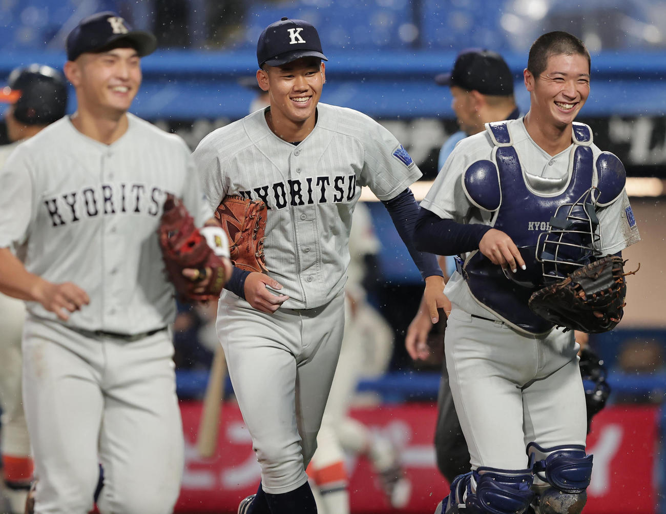 6回表を無失点で終え、笑顔でベンチに戻る九州共立大・稲川（中央）。右は笹原（撮影・野上伸悟）