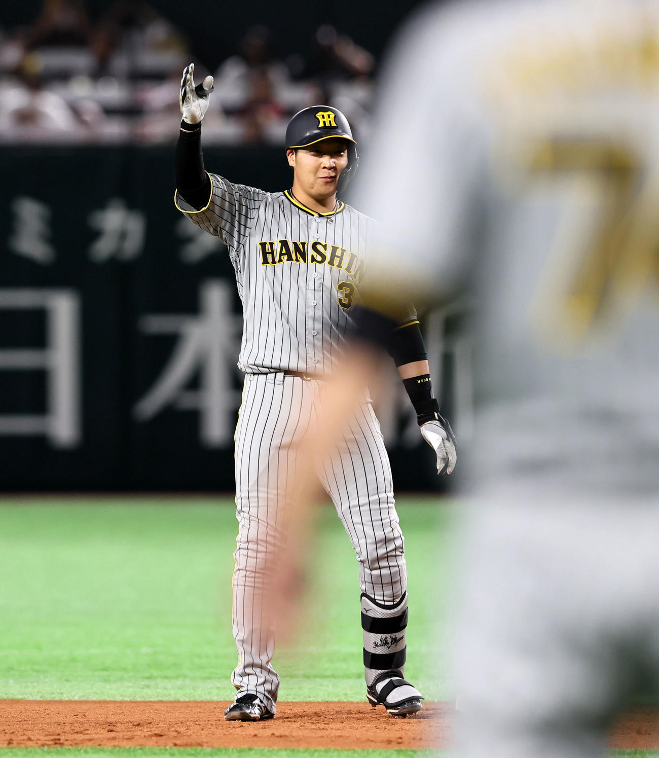 6回表阪神2死二、三塁、2点適時二塁打を放ちベース上でベンチに向かいポーズを決める大山（撮影・加藤哉）