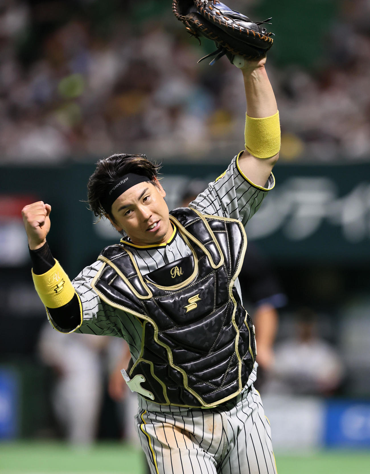 ソフトバンク対阪神　9回裏ソフトバンク2死塁、代打野村勇の捕邪飛を捕球して試合終了となりガッツポーズを見せる梅野（撮影・加藤哉）