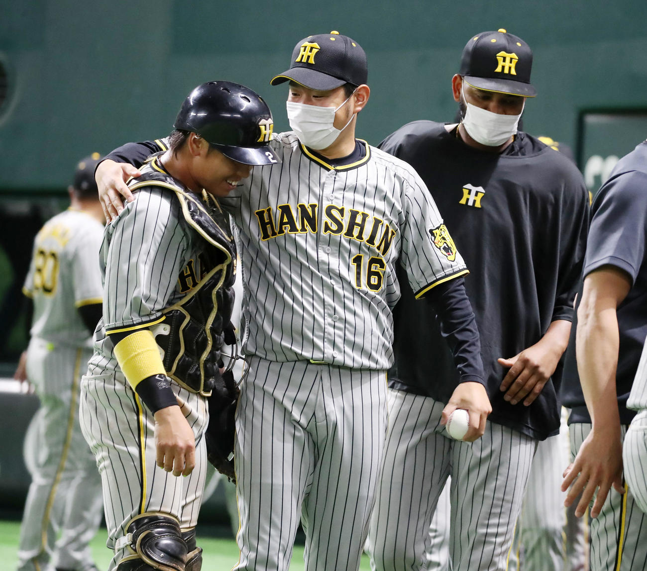 ソフトバンク対阪神　ソフトバンクに勝利し梅野（左）の肩に笑顔で手をかける西勇（撮影・加藤哉）