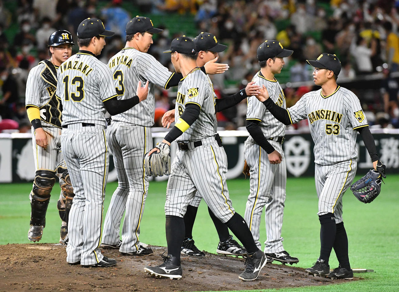 ソフトバンク対阪神　ソフトバンクに勝利し、マウンドで喜ぶ阪神ナイン（撮影・岩下翔太）