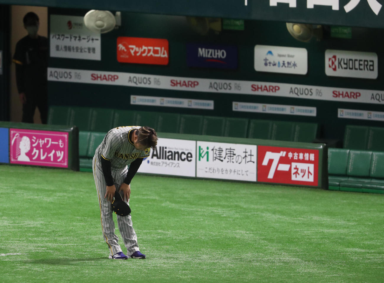 ソフトバンク対阪神　ヒーローになった西勇輝はレフトスタンドのファンに向かってペコリとお辞儀（撮影・梅根麻紀）