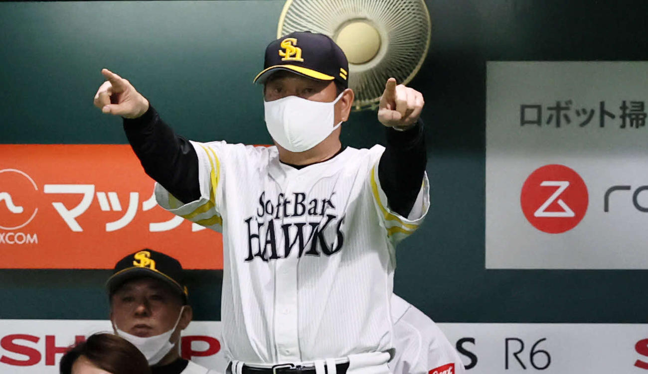 ソフトバンク対阪神　3回裏ソフトバンク2死一、三塁、中村晃の一塁判定にリクエストする藤本監督（撮影・加藤哉）