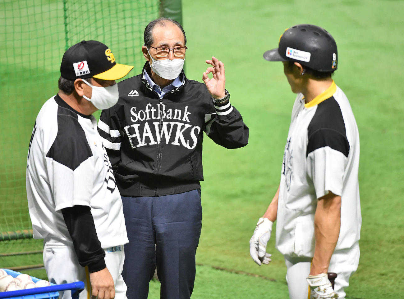ソフトバンク対阪神　柳田（右）にアドバイスする王球団会長（中央）、左は藤本監督（撮影・岩下翔太）