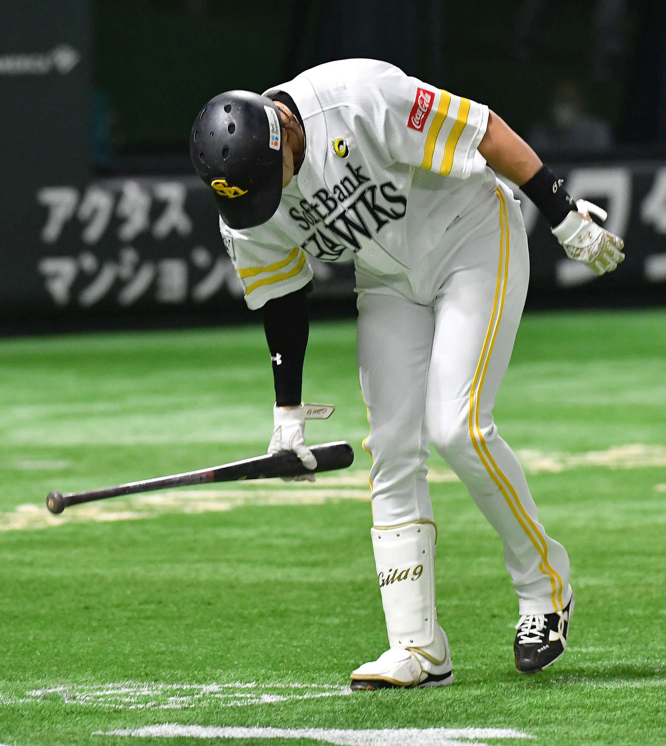 ソフトバンク対阪神　5回裏ソフトバンク2死二塁、見逃し三振に倒れ、悔しげにバットをグラウンドにたたきつける柳田（撮影・岩下翔太）