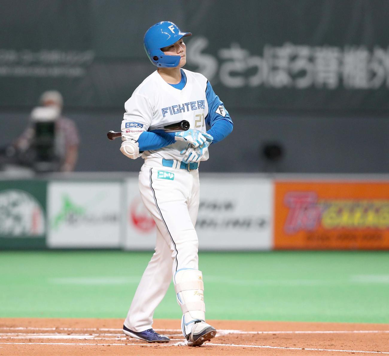 日本ハム対DeNA 2回裏日本ハム2死、四球を選ぶ清宮（撮影・黒川智章）