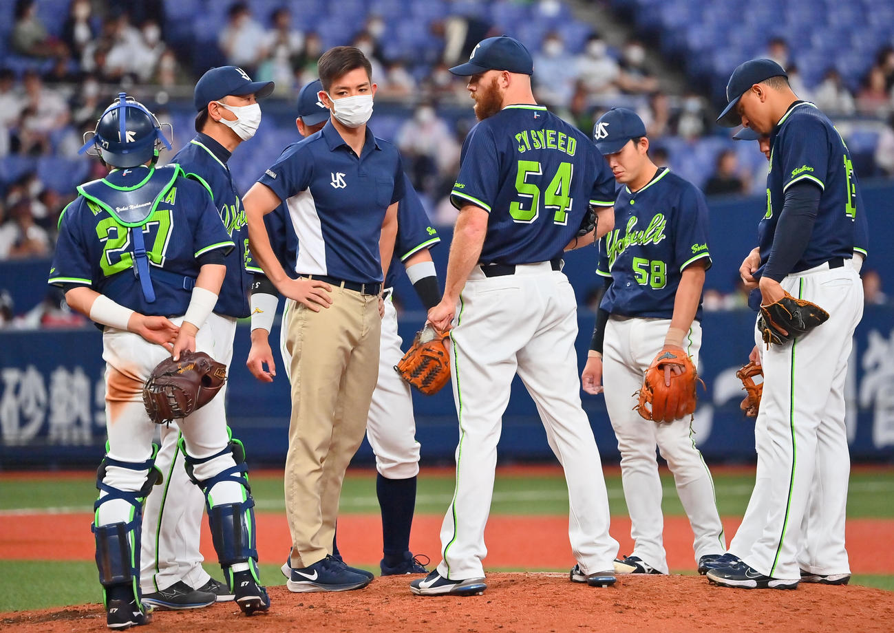 オリックス対ヤクルト　5回裏、ピンチを招きサイスニードの元に集まる高津監督ら（撮影・和賀正仁）
