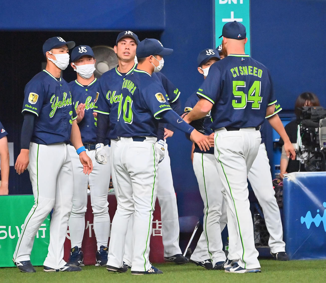 オリックス対ヤクルト　5回裏途中で降板するサイスニード（撮影・和賀正仁）