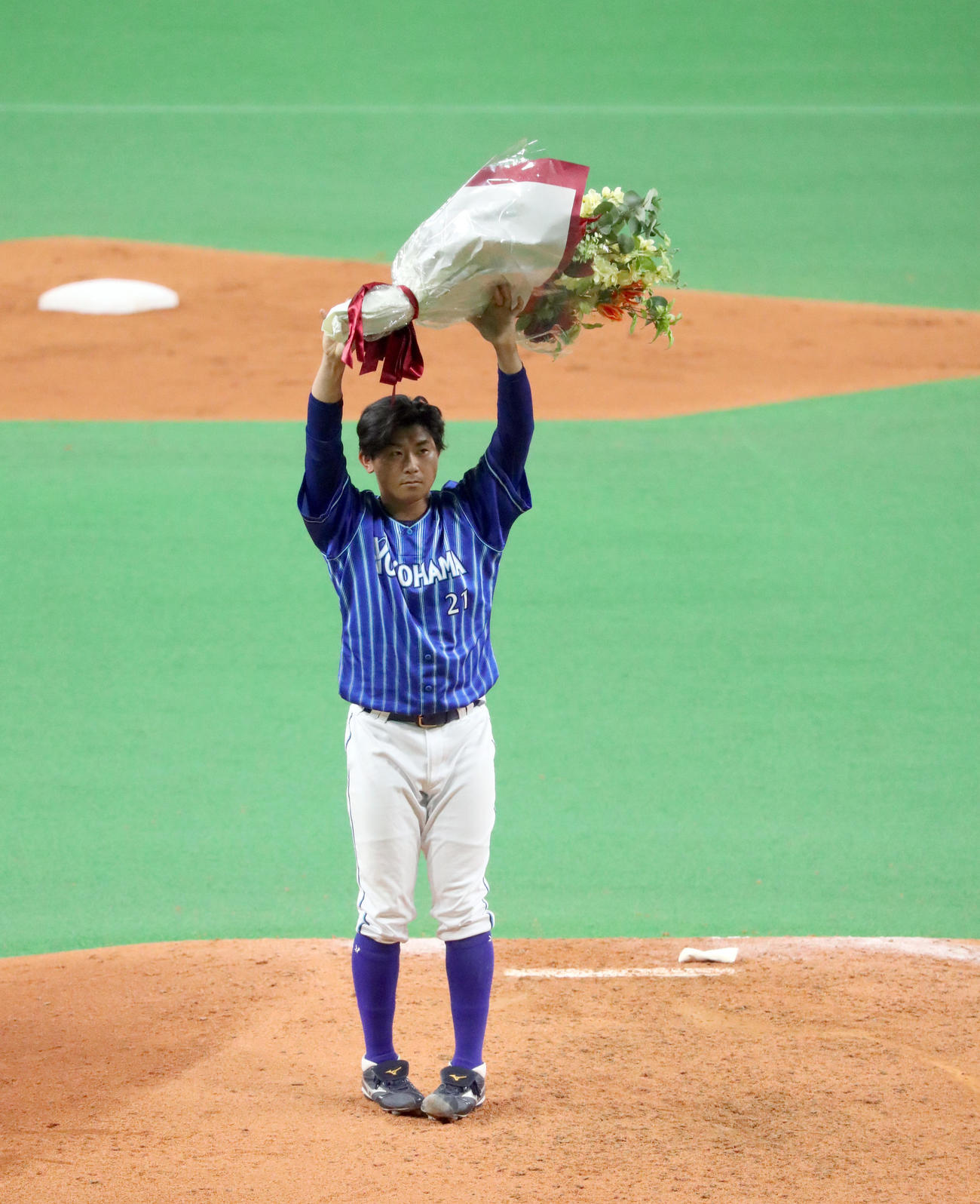 日本ハム対DeNA　ノーヒットノーランを達成し花束を贈呈される今永（撮影・佐藤翔太）