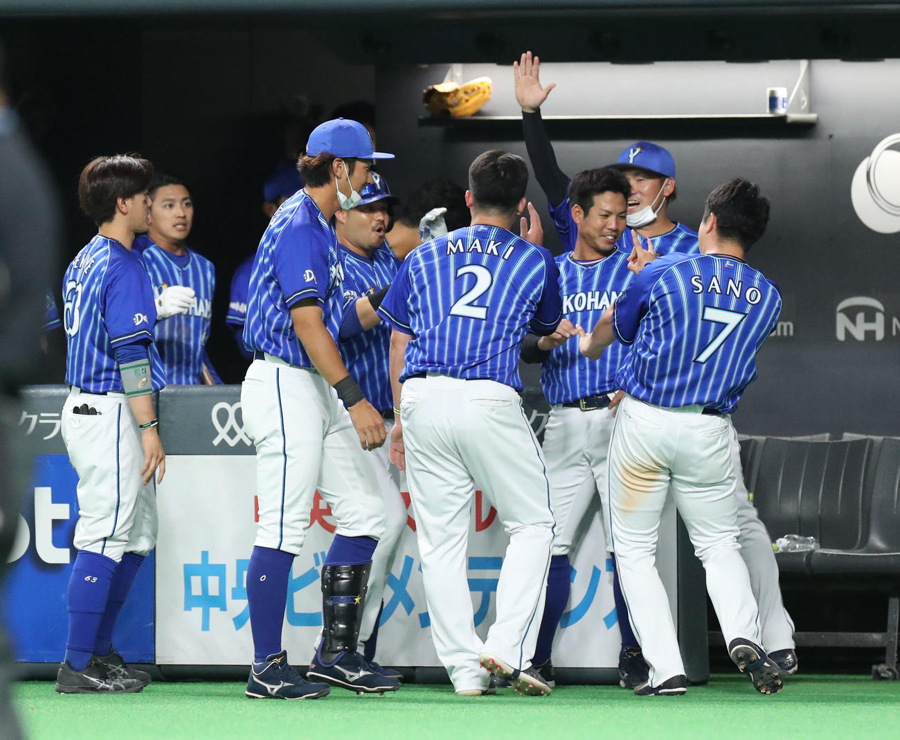 日本ハム対DeNA 9回表DeNA2死一、二塁、宮崎（左から4人目）は先制となる適時二塁打を放ちチームメートに出迎えられる（撮影・佐藤翔太）