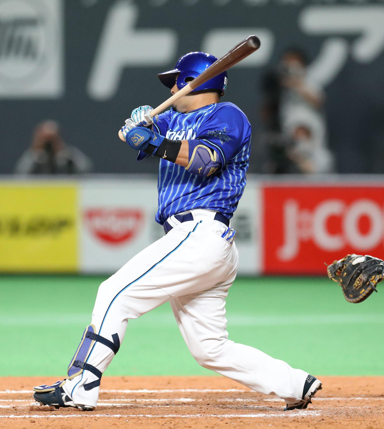 日本ハム対DeNA 9回表DeNA2死一、二塁、宮崎は先制となる適時二塁打を放つ（撮影・佐藤翔太）
