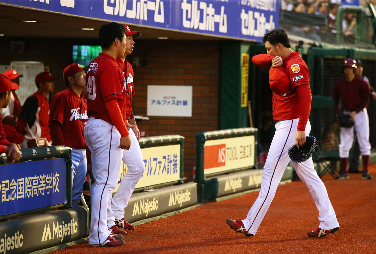 2019年6月楽天戦、2回途中7失点で降板する広島床田（右）
