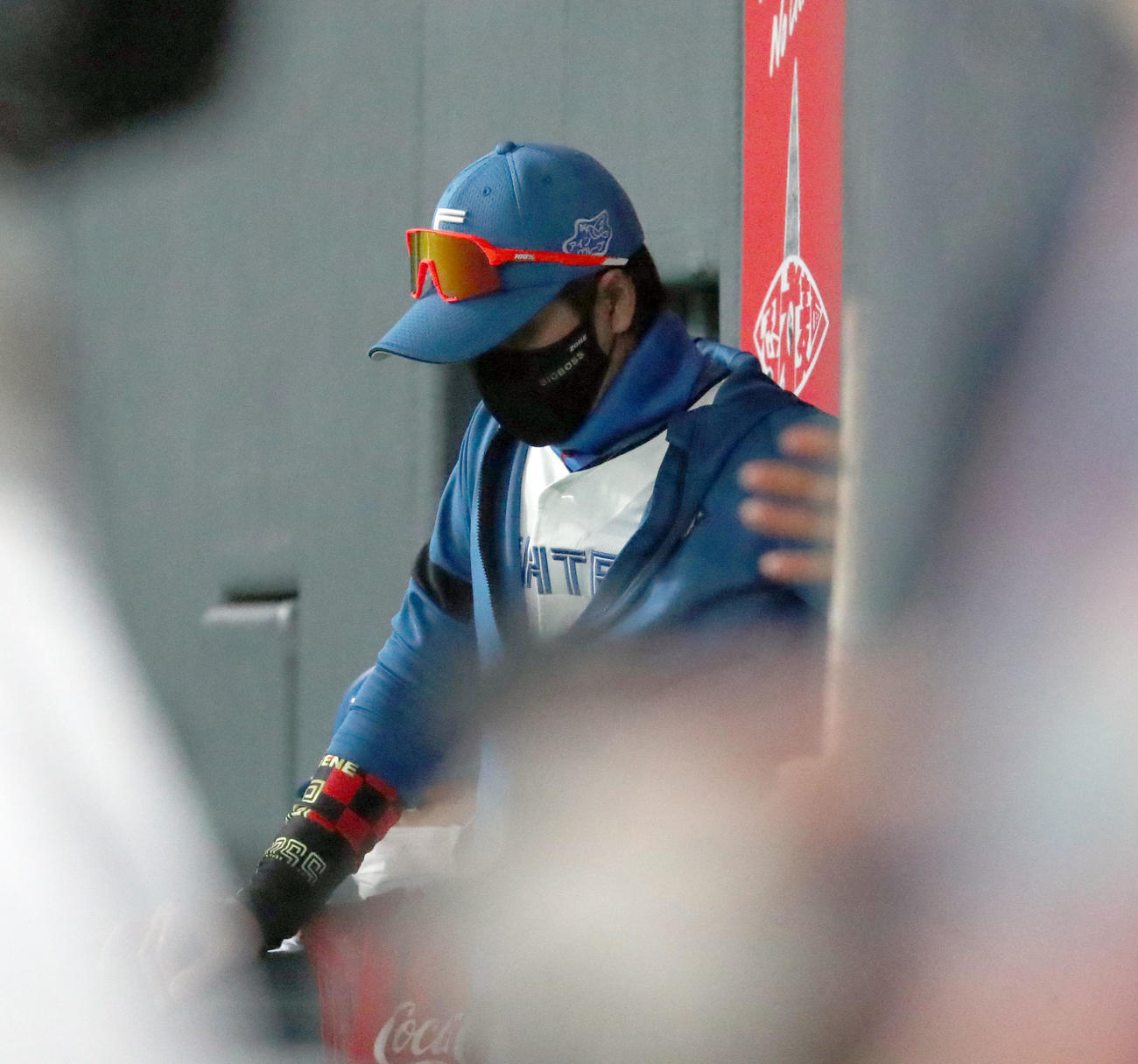 日本ハム対DeNA　ベンチでうつむく日本ハム新庄監督（撮影・佐藤翔太）