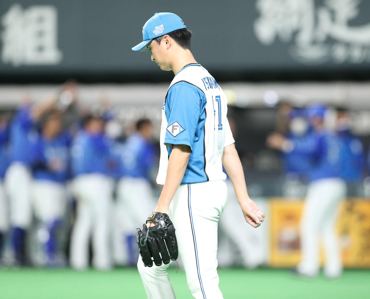 日本ハム対DeNA 9回表DeNA2死一、二塁、宮崎に先制となる適時二塁打を打たれる石川直（撮影・佐藤翔太）