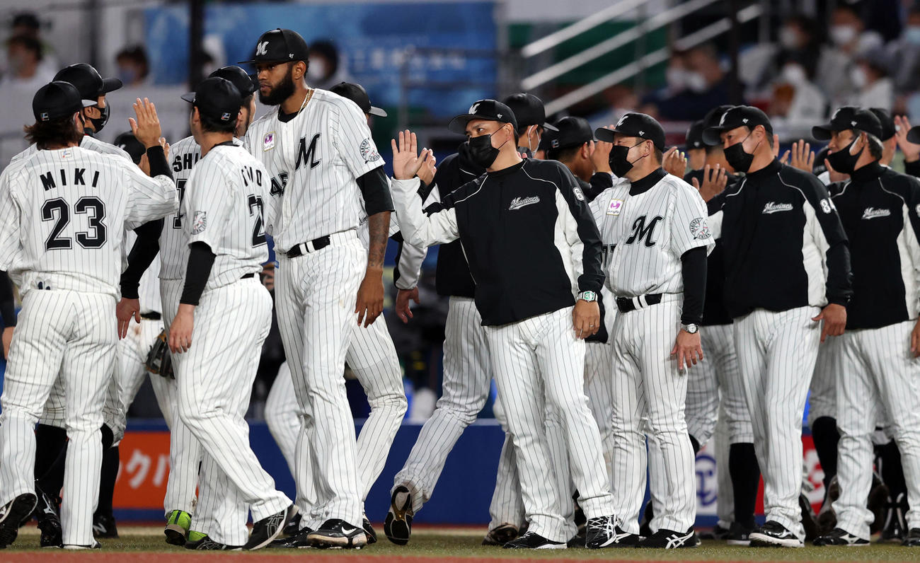 ロッテ対中日　試合後、選手を迎える井口監督（中央）（撮影・狩俣裕三）