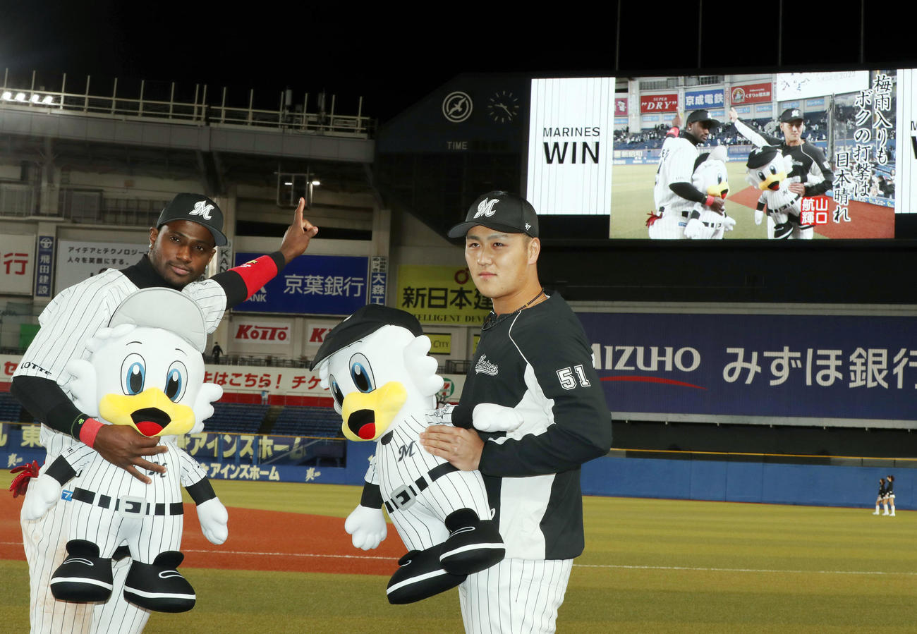 ロッテ対中日　ヒーローインタビューで一句を詠む山口（右）。左はエチェバリア（撮影・狩俣裕三）