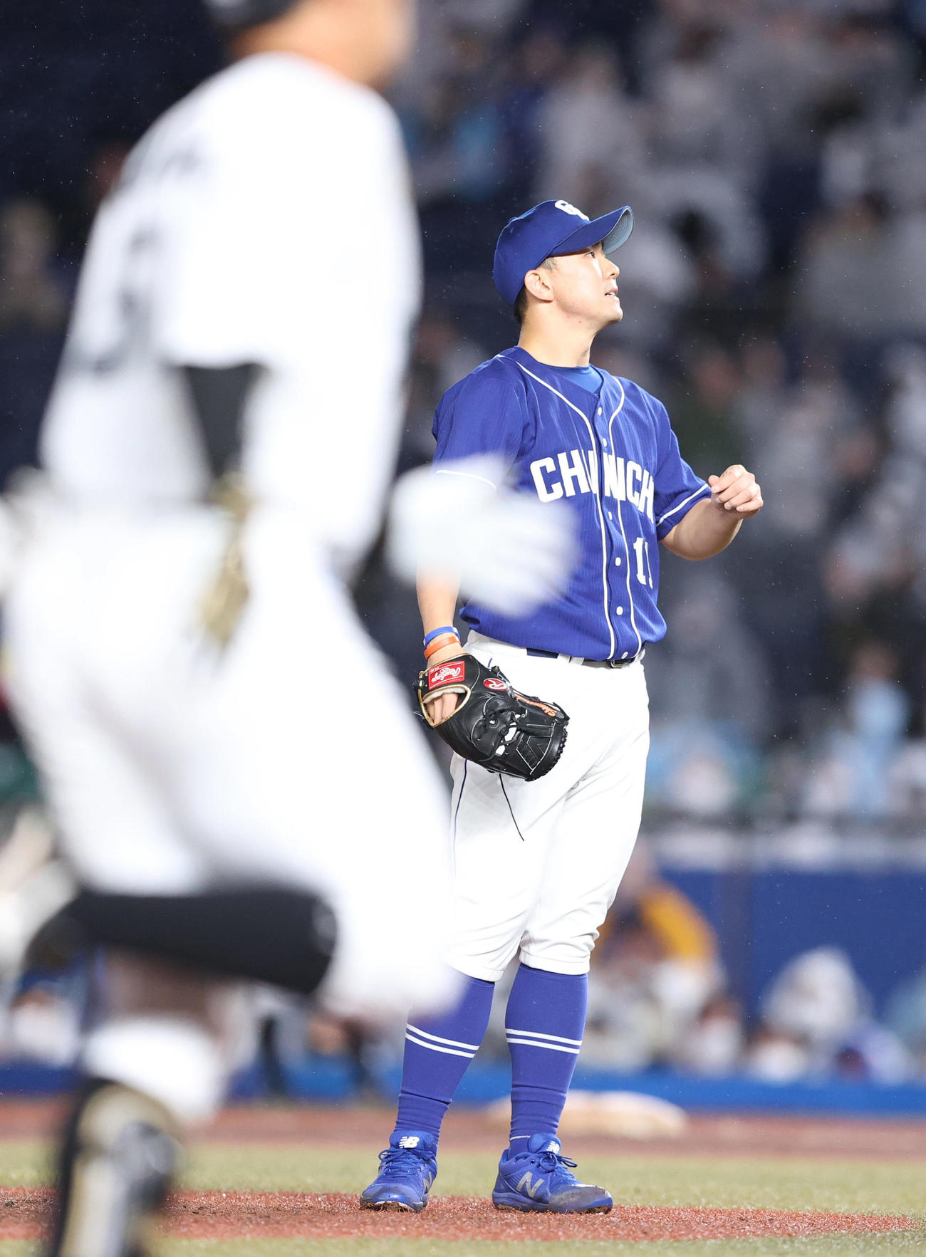 6回裏ロッテ2死一、二塁、山口（手前）に3点本塁打を浴びる中日先発小笠原（撮影・狩俣裕三）