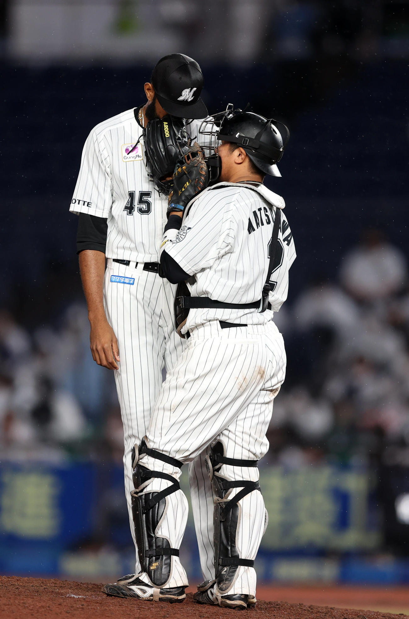 ロッテ対中日　8回表、ゲレーロ（左）と話をする松川（撮影・狩俣裕三）
