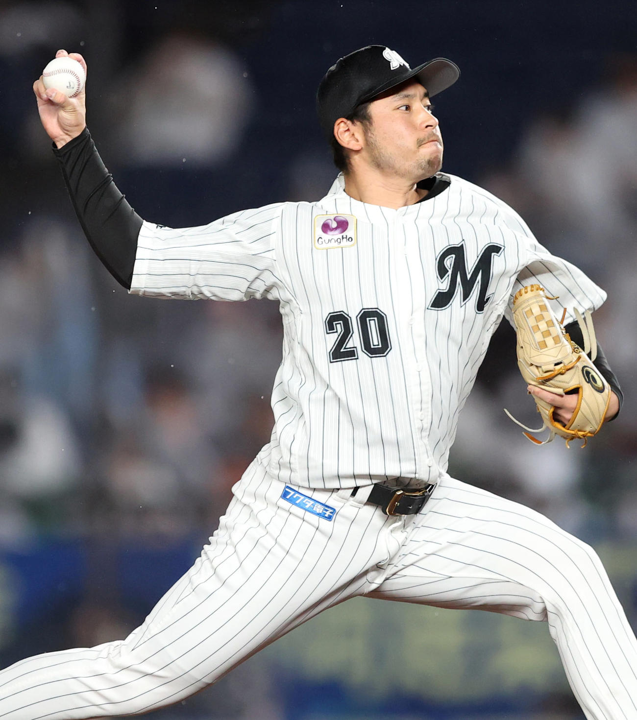 ロッテ対中日　7回表途中から登板するロッテ2番手の東條（撮影・狩俣裕三）