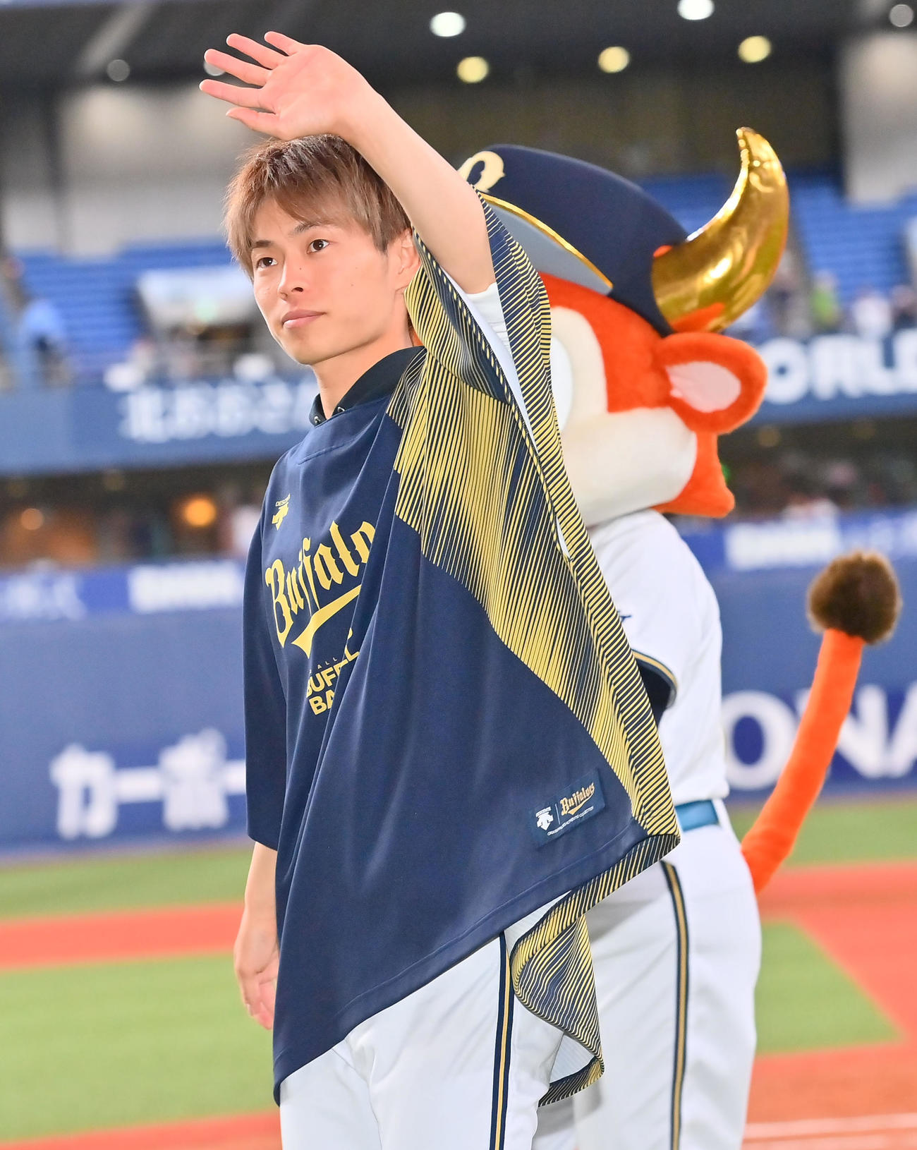 オリックス対ヤクルト　ヒーローインタビュー後、ファンに手を振るオリックス山岡（撮影・和賀正仁）