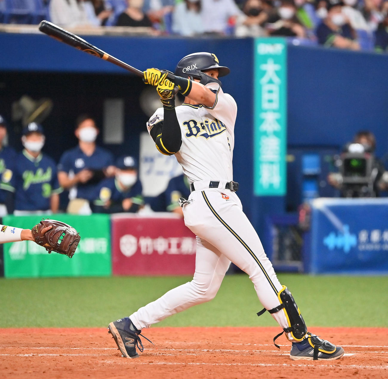 オリックス対ヤクルト　5回裏オリックス無死一塁、右前打を放つ宗（撮影・和賀正仁）