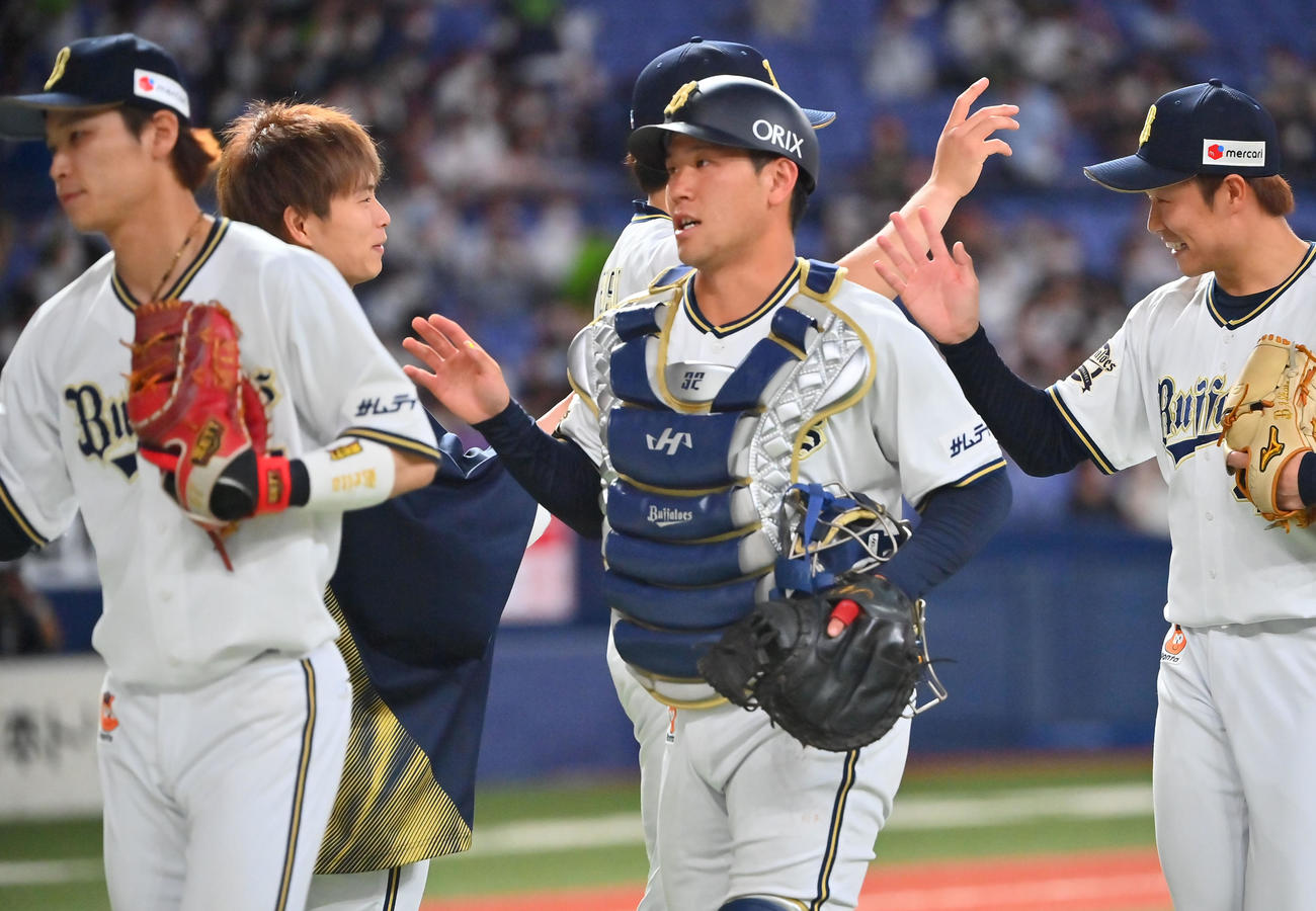 オリックス対ヤクルト　ヤクルトに勝利しナインとタッチする福永（撮影・和賀正仁）