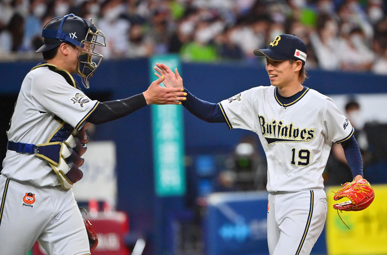 オリックス対ヤクルト　7回表ヤクルト2死一、二塁、塩見を二飛に打ち取り伏見（左）とタッチするオリックス先発の山岡（撮影・和賀正仁）