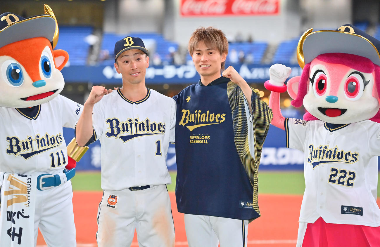 オリックス対ヤクルト　ヒーローインタビュー後、記念撮影するオリックス山岡（右）と福田（撮影・和賀正仁）