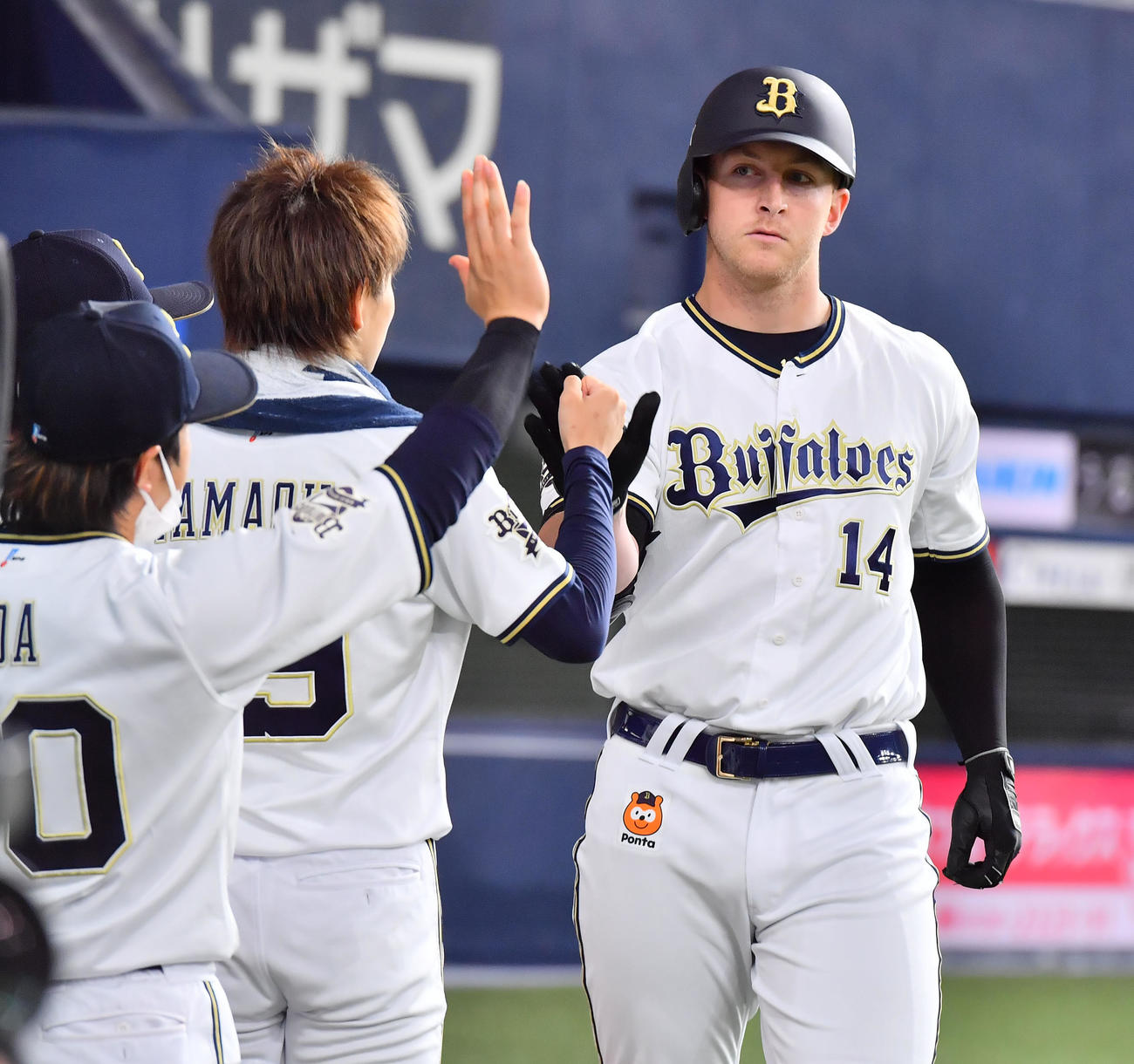 オリックス対ヤクルト　4回裏オリックス無死、右越え本塁打を放つマッカーシーはナインとタッチを交わす（撮影・和賀正仁）