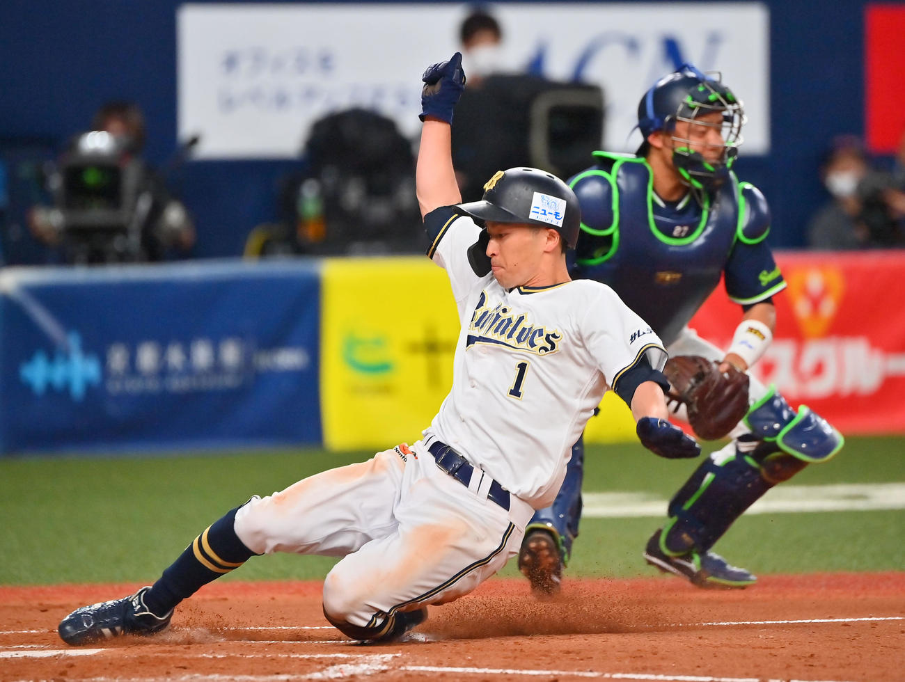 オリックス対ヤクルト　5回裏オリックス無死一、三塁、中川圭太の左飛で生還する福田（撮影・和賀正仁）