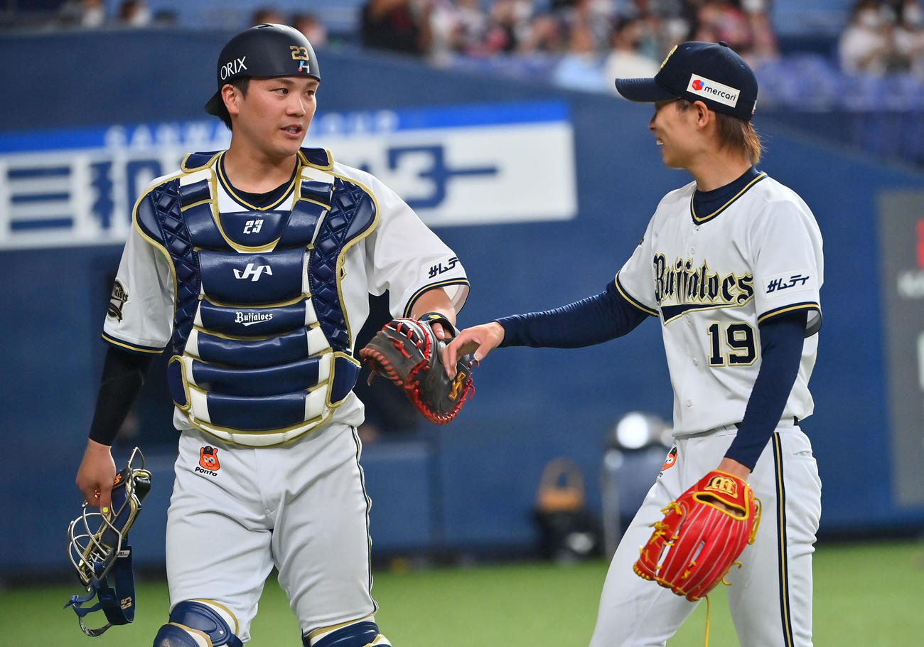 オリックス対ヤクルト　4回表を1点でしのぎタッチをする山岡（右）と伏見（撮影・和賀正仁）