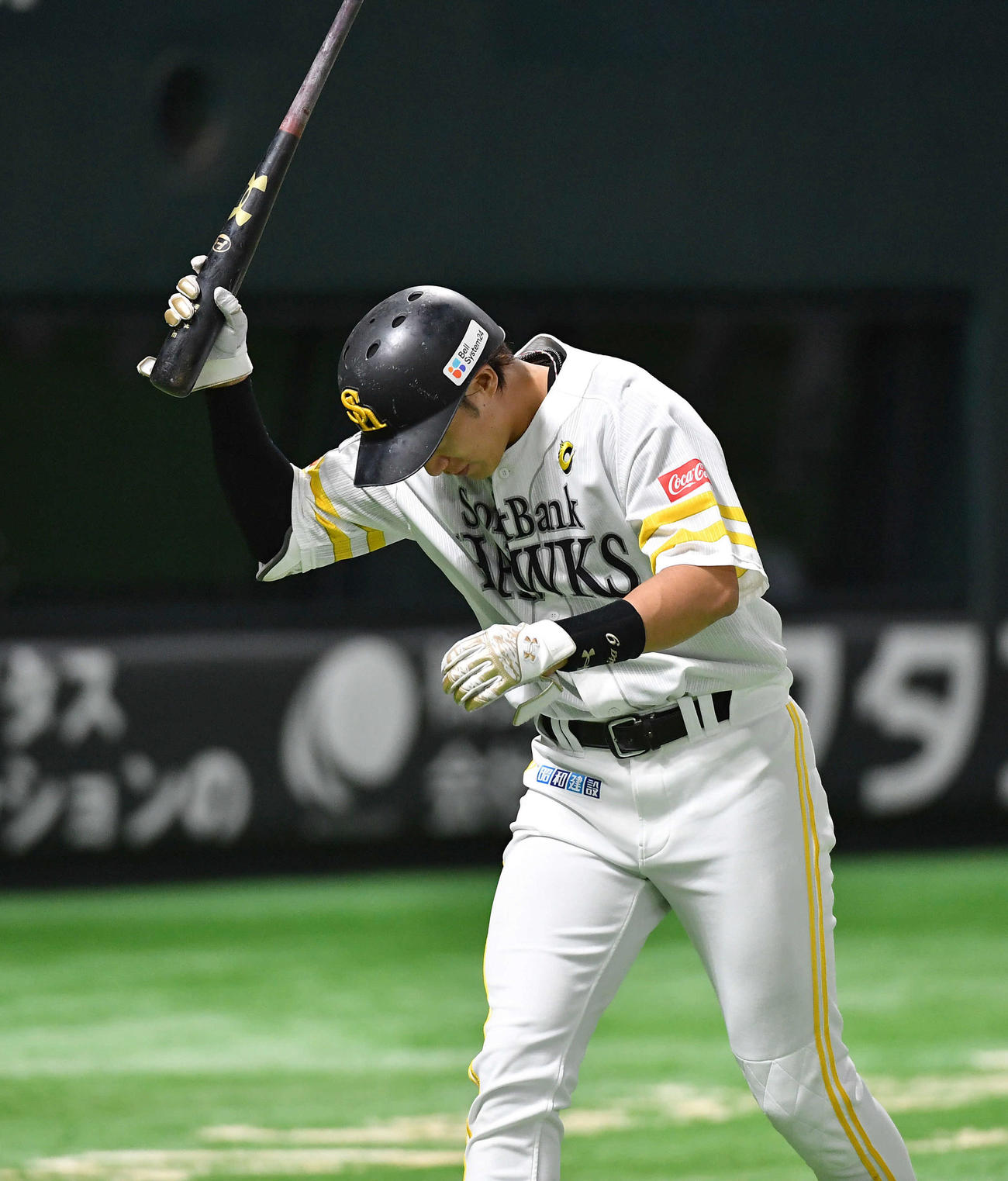 ソフトバンク対阪神　5回裏ソフトバンク2死二塁、見逃し三振に倒れ、悔しそうにバットをグラウンドにたたきつける柳田（撮影・岩下翔太）