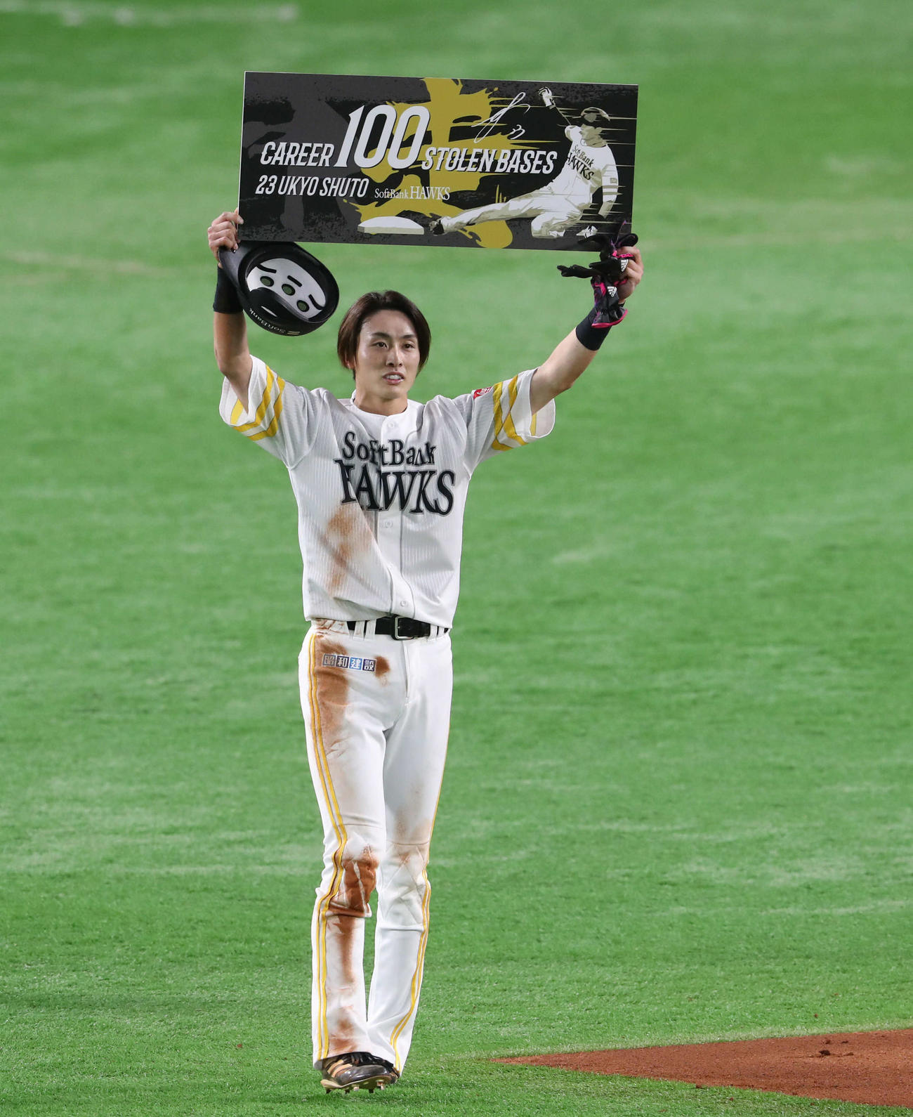 ソフトバンク対阪神　5回裏ソフトバンク2死一塁、打者柳田のとき一塁走者周東は二盗成功、通算100盗塁を達成する（撮影・梅根麻紀）