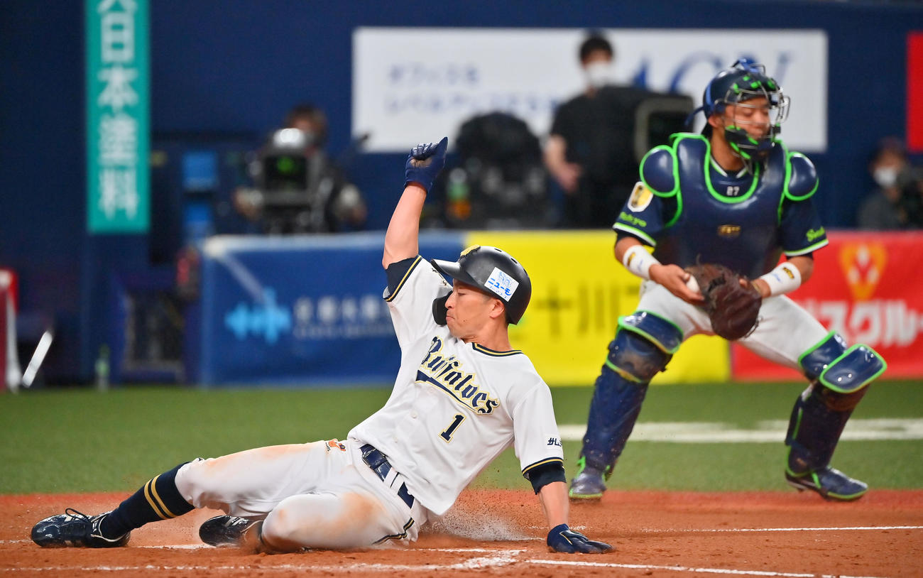 オリックス対ヤクルト　5回裏オリックス無死一、三塁、中川圭太の左飛で生還する福田（撮影・和賀正仁）