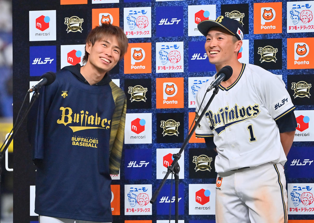 オリックス対ヤクルト　ヒーローインタビューで笑顔を見せるオリックス山岡（左）と福田（撮影・和賀正仁）