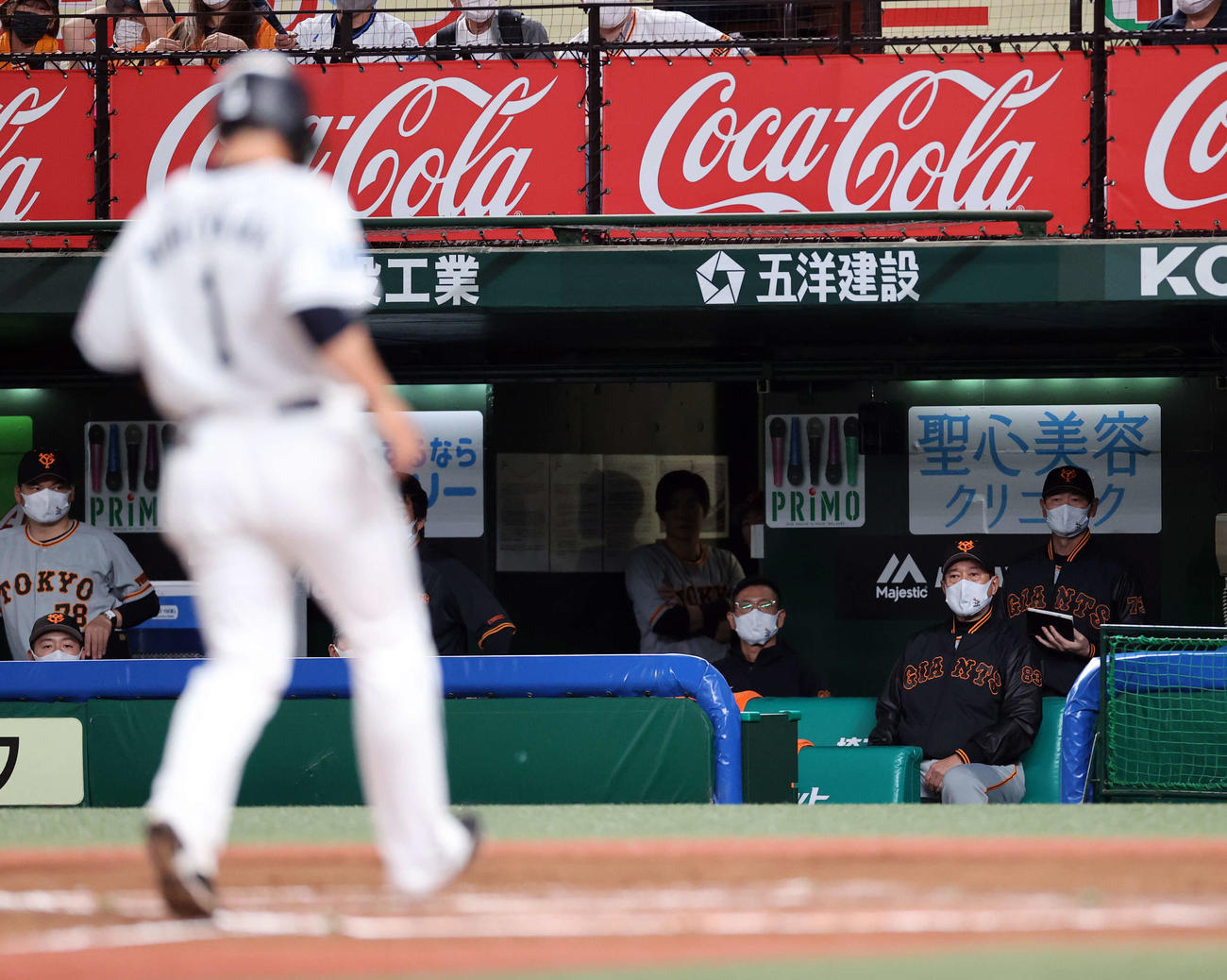 西武対巨人　6回裏西武2死満塁、滝沢に押し出し四球を与え、生還する栗山の奥で厳しい表情の原監督（右）（撮影・浅見桂子）
