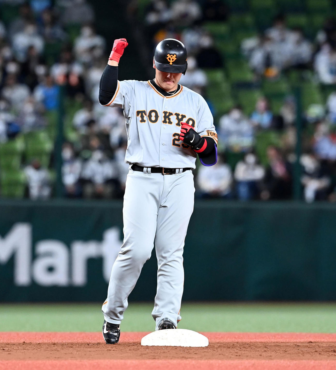 西武対巨人　3回表巨人1死一、二塁、左前に適時打を放った岡本和（撮影・たえ見朱実）
