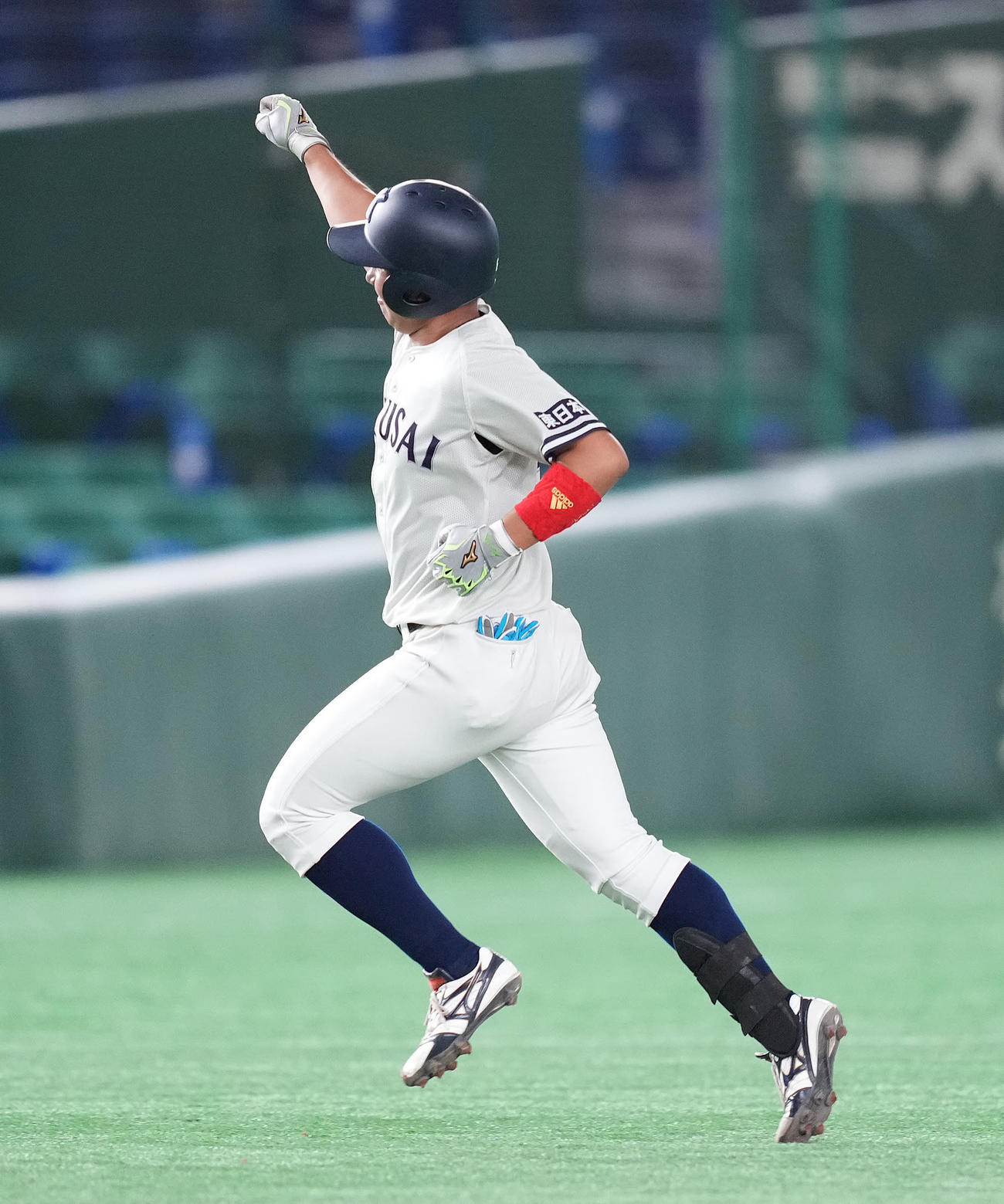 8回表東日本国際大無死一塁、右越え2点本塁打を放ちガッツポーズする小林（撮影・鈴木みどり）